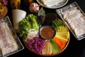 Vì sao món bánh tráng cuốn thịt heo Đà Nẵng được nhiều người yêu thích?