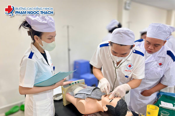 Trong chương trình đào tạo Cao đẳng Y sĩ đa khoa online, sinh viên học thực hành trực tiếp tại trường